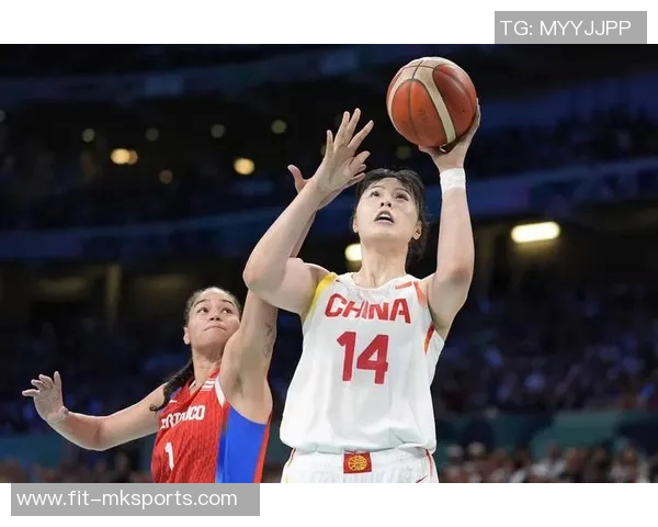 心情不错！李月汝养伤大秀手势舞——坚韧与美丽的完美交汇